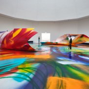 EIne Installation, die Besprüht wurde, genauso wie der Boden