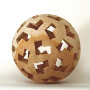 Joseph Stephan Wurmer, Lichter Raum LVI, 2018 · Zeder, Ø 70 cm. © Künstler Joseph Stephan Wurmer, Lichter Raum LVI, 2018 · Zeder, Ø 70 cm. © Künstler