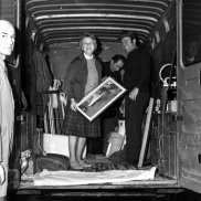 Anonyme, Arrivée des oeuvres de la collection Besson avec Marie-Lucie Cornillot, accompagnée des agents du musée, 1965, Besançon, doc. MBAA Marie-Lucie Cornillot sortant des œuvres d'un camion