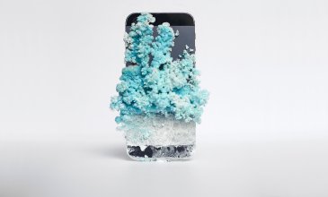 iPhone 5 with Sodium Hexacyanoferrate(II), 2022 © Martin Raub