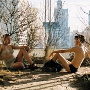 Alex Baczynski-Jenkins, Performance, Until a thousand roses bloom (with Warsaw in the background), 2018, Foksal Gallery Foundation. Foto: Spyros Rennt Alex Baczynski-Jenkins, Performance, Until a thousand roses bloom (with Warsaw in the background), 2018, Foksal Gallery Foundation. Foto: Spyros Rennt