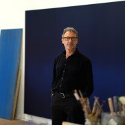 Gemälde von Johannes Gervé mit dem Titel "Heaven Kiss", gemalt 2024. Es zeigt gegenstandslose  Farbflächen in Grau- und Pinktönen.