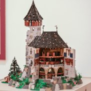 Ansicht einer mittelalterlichen Burg, gebaut aus BlueBrixx-Steinen.