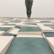 Visuel de l'évènement : yogi devant l'oeuvre de Annie Wan Lai-kuen