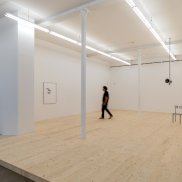 Vue de la deuxième salle de l'exposition sur l'oeuvre de Vittorio Santoro, Persona (Chair/Megahone), 2020. 
