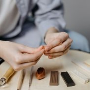 Visuel qui illsutre l'atelier modelage