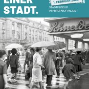 Plakat mit schwarz-weiß Fotografie von Menschen, die über einen Zebrastreifen gehen.