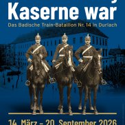 Plakat mit drei Reitern in Uniform auf Pferde. Der blaue Hintergrund zeigt die Karlsburg in Durlach.