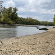 Sichtbar hat sich der Wassersaum zurückgezogen, was bleibt ist vertrocknete Erde
