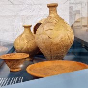 Blick in eine Vitrine mit verschiedenen tönernen Gefäßen wie Teller und Krüge