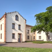 Blick auf das Gebäude, in welchem das Fundarchiv untergebracht ist, hell mit sandsteinfarbenen Absetzungen