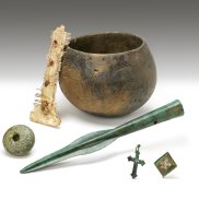 Historische Funde wie Gefäß, Kreuz, Speerspitze u.a.