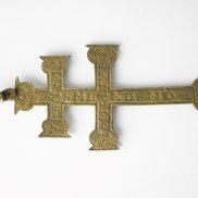 Metall-Amulett in der Form des Kreuzes von Caravaca, darauf eingraviert der Benediktussegen