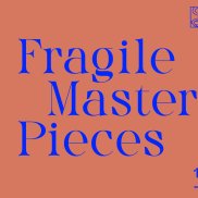 Blaue Schrift auf Terracotta-Hintergrund "Fragile Master Pieces", links ein Apothekengefäss das aufwendig dekoriert ist.