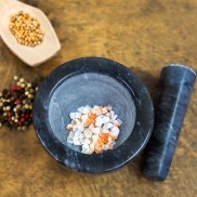 Mörser mit Salz und Gewürzen