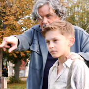 Lucas Hector qui incarne le personnage de François avec le réalisateur Christophe Barratier