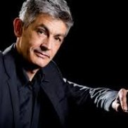 Vincent De Murcia propose un spectacle où les textes des grands poètes et chanteurs ne sont plus chantés mais dits par lui, se chevauchent avec le piano.