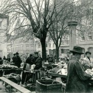 Markt in Lörrach um 1910. Postkarte Sammlung Dreiländermuseum