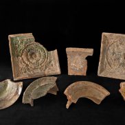 Ofenkeramik Ofenkacheln aus Frickt, teils verbrannt. Quelle: Kantonsarchäologie Aargau, Foto: Klaus Powroznik 3. Dreibeinige Gefässe dienten zum Kochen. Quelle: Kantonsarchäologie Aargau, Foto: Klaus Powroznik