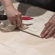 Reinigungsarbeiten an bibliophilen Büchern