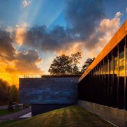 image d'architecture contemporaine au soleil couchant