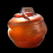 Vase "Serpent" créé par René Lalique en 1924 Vase Serpent en verre rouge - le gros serpent dont on voit les écailles est enroulé autour d'un vase rond et a la gueule ouverte au niveau du col du vase