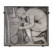 Panneau en verre représentant un verrier accroupi soufflant du verre dans une canne devant un four