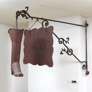 Enseigne « Hôtel des XIII cantons » Fin 18e s. Fer forgé et tôle peinte Collections musées de Montbéliard © P. Guenat