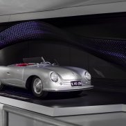 Porsche 356 "Nr. 1" Porsche 356 "Nr. 1" devant un ruban lumineux