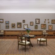 Blick in die Gemäldegalerie des Museums Langmatt mit Werken von Pierre-Auguste Renoir an den Wänden.