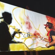 Futura 2000 en train de bomber, pendant le NYC Rap Tour, Lyon, 1982