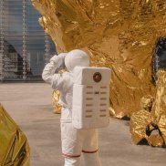 Astronaut schaut in die Ferne
