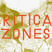 © Frédérique Aït-Touati, Alexandra Arènes, Axelle Grégoire, ZKM | Karlsruhe Grafik zur Ausstellung »Critical Zones« am ZKM Karlsruhe. In Orange ist zu lesen »Critical Zones«, über einer beigen, abstrakten Karte.