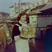 Frau mit einem Teller «Rosekiechli» an der Basler Herbstmesse, 1950er Jahre. Foto Jeck, Basel. Staatsarchiv Basel-Stadt, BSL 1060c 3/8/377