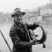 Fischer präsentiert einen gefangenen Lachs, 1945. Foto: Foto Lothar Jeck, Staatsarchiv Basel-Stadt, BSL 1060c 3/2/227