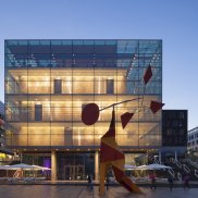 Foto: Dirk Wilhelmy Fotografie des Kunstmuseums Stuttgart bei Dämmerung
