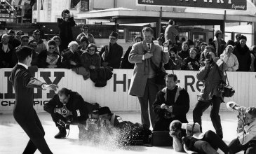 Siegfried Kuhn (ganz links) und andere Fotografen in Aktion während der Eiskunstlauf Weltmeisterschaftskür von Gary Visconti in Davos, 22.-27.2.1966. Foto: unbekannt ©StAAG/RBA