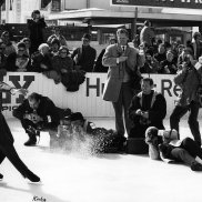 Fotograf Siegfried Kuhn (ganz links) und andere Fotografen in Aktion während der Eiskunstlauf Weltmeisterschaftskür von Gary Visconti in Davos Siegfried Kuhn (ganz links) und andere Fotografen in Aktion während der Eiskunstlauf Weltmeisterschaftskür von Gary Visconti in Davos, 22.-27.2.1966. Foto: unbekannt ©StAAG/RBA
