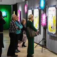 Besucher:innen in der Ausstellung "Auf der Suche nach der Wahrheit" Fakten oder Fake News? Besucher:innnen auf der Suche nach der Wahrheit