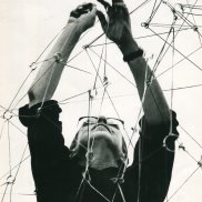 Gego installing Reticulárea. Museo de Bellas Artes, Caracas, 1969.  © Foto: Juan Santana © Fundación Gego