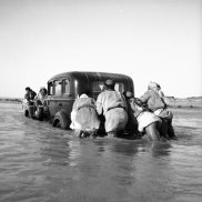 Annemarie Schwarzenbach, Überquerung des Grossen Zab, 1935, nähe Mosul, Irak, Schweizerisches Literaturarchiv (SLA), Bern Annemarie Schwarzenbach, Überquerung des Grossen Zab, 1935, nähe Mosul, Irak, Schweizerisches Literaturarchiv (SLA), Bern