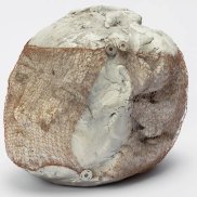 Marisa Merz, Ohne Titel, 1982, Rohton, Kupferdraht, Reissnägel, 17 × 16 × 22 cm, Merz Collection, Foto: Renato Ghiazza © 2025, ProLitteris, Zurich