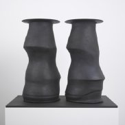 Ohne Titel (nach Man Ray), 1995-2005, Eisenguss patiniert, Holz, Sockel, Skulptur: 53 x 28 x 26 cm, Skulptur inkl. Sockel 183.2 x 68.4 x 39 cm, Inv.-Nr. S6387, Aargauer Kunsthaus, Aarau. © ProLitteris, 2022, Zürich MarkusRaetz_OhneTitel-nachManRay