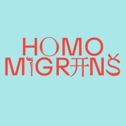 Key Visual der Ausstellung. Der Schriftzug "Homo migrans" in verschiedenen Lettern Key Visual der Ausstellung. Der Schriftzug "Homo migrans" in verschiedenen Lettern
