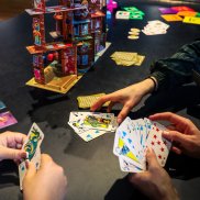 Spielkarten, Figuren und Würfel