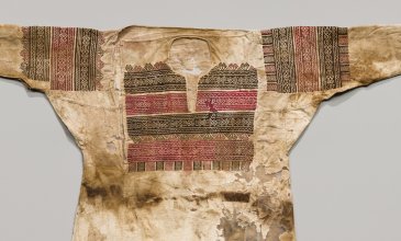 Tunic made of cotton with silk embroidery, Mount Lebanon, 13th century Direction Générale des Antiquités du Liban, inv. no. 116369 Photo: © Abegg-Stiftung, CH-3132 Riggisberg (Christoph von Viràg)