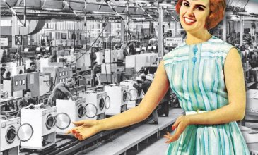 Eine Frau zeigt freundlich auf eine Reihe von Waschmaschinen