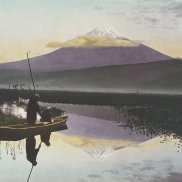 HGS, Erinnerungen schaffen, Abendstimmung am Berg Fuji, handcolorierte schwarz-weiß Fotografie, Japan, 2. Hälfe 19. Jahrhundert, Foto: Axel Killian Gemälde, ein Mensch auf ein Floss auf einem Gewässer, im Hintergrund ist ein Berg zu sehen
