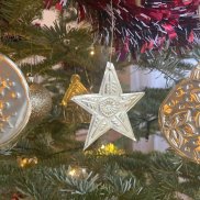 Atelier de Noël : Fabrication de décors de sapin en métal repoussé (à partir de 8 ans)