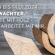 Holzskulpturen im Raum